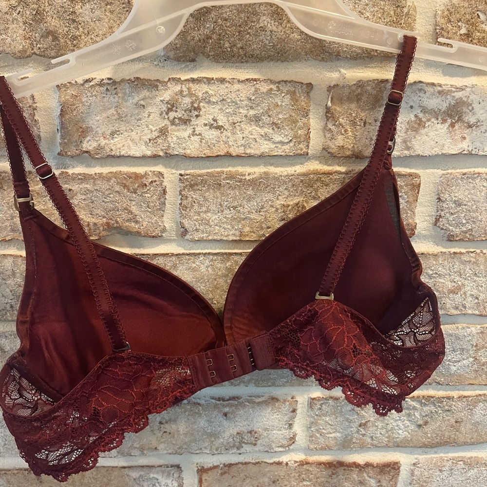 Victoria’s Secret very sexy bra - Picture 2 of 3